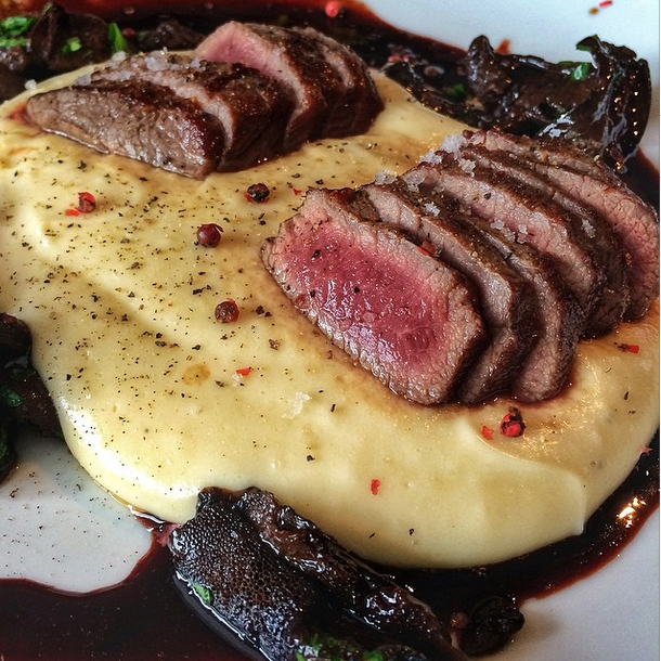 Lombo de cordeiro, purê de dois queijos, funghi e molho de jabuticaba. Potente e delicioso 