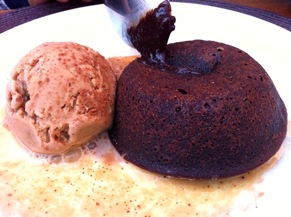 9as9_8PT1 Petit Gateau caseiro com sorvete de Guinness