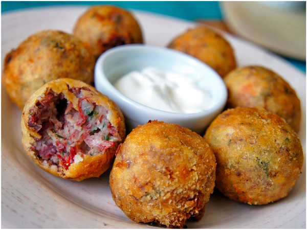 Bolinhos de charque com queijo coalho, acompanhados de maionese artesanal de alho