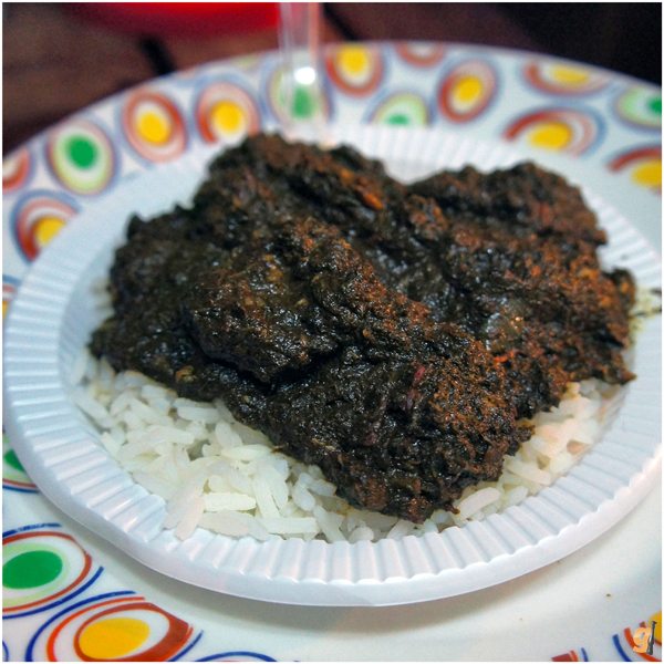 Quitute noturno: maniçoba. Maniva (folha da mandioca brava cozida por seis dias para deixar de ser toxica), lingüiça, charque, bucho. Sabor intenso de defumado. O pessoal do Portinha sabe muito!