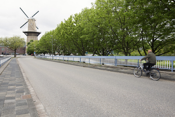 Ruas de Schiedam, na qual fica a destilaria de Ketel One, e o moinho da famĺlia Nolet que serve de sala de visitas e teatro