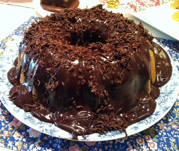 Bolo de cenoura com raspas de chocolate