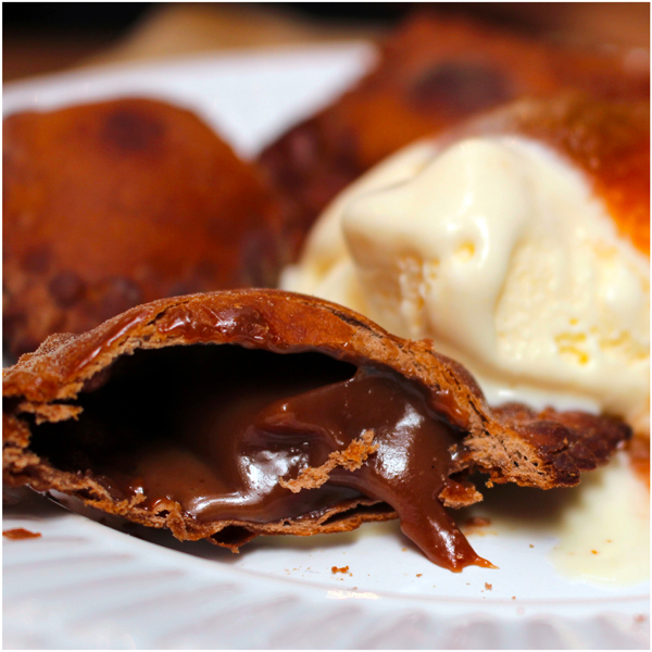 Ravioli frito de brigadeiro com sorvete de creme e cobertura de doce de leite