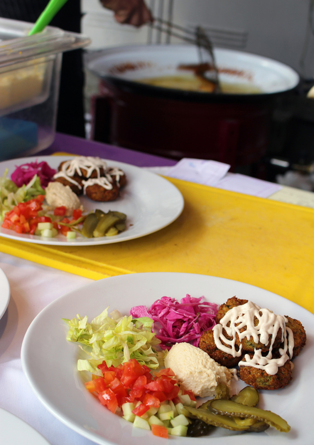 Falafel no prato: bolinhos de grão de bico fritos na hora, mini berinjelas fritas, picles de pepino e de repolho, salada, humus e pão árabe quente (R$ 15). No pão sai por R$ 10 