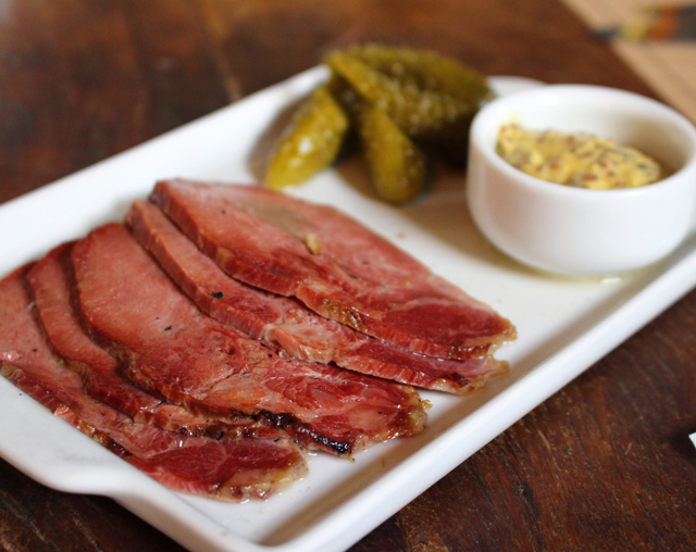 Pastrami de língua com mostarda e picles de pepino (R$ 17) 