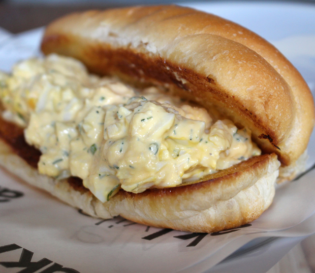 Sanduíche de salada e ovo orgânico (R$ 6): lindamente cremoso, endro no ponto certo, pão de interior crocante. Puts. 