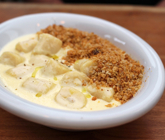 Nhoque rústico: de batata, recheado com mussarela, creme de parmesão e farofa de pão (R$ 43) 