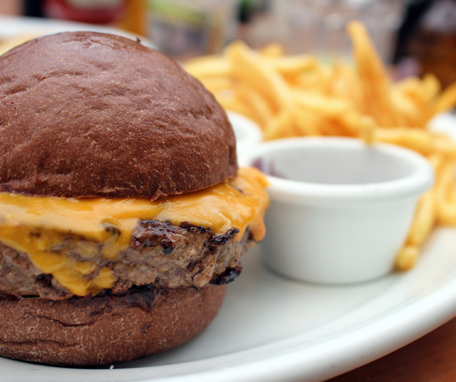 The Black Burger: pão preto australiano orgânico, burger artesanal, cheddar processado, molho preto, cebola roxa caramelizada e picles (R$ 39) 