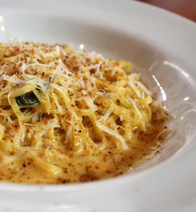 Capellini Alfredo (molho a base de manteiga e queijo grana padano ou parmigiano reggiano) 