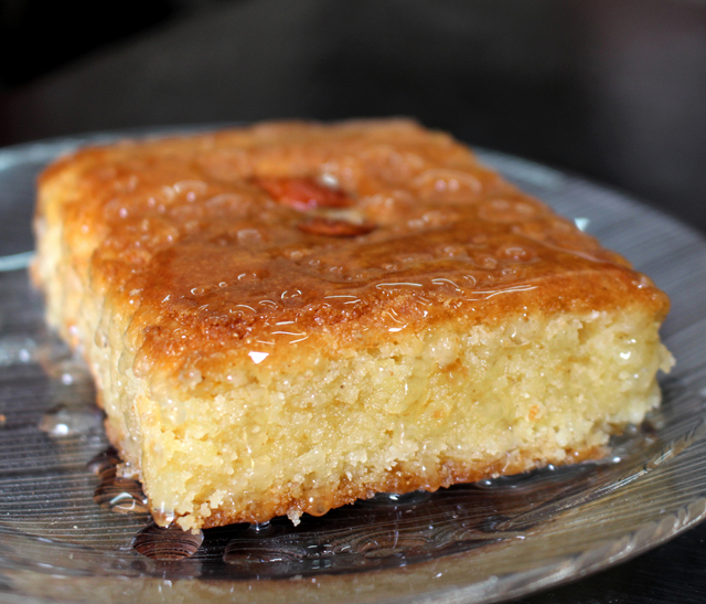 Bolo de semolina com mel e água de rosas: artesanal