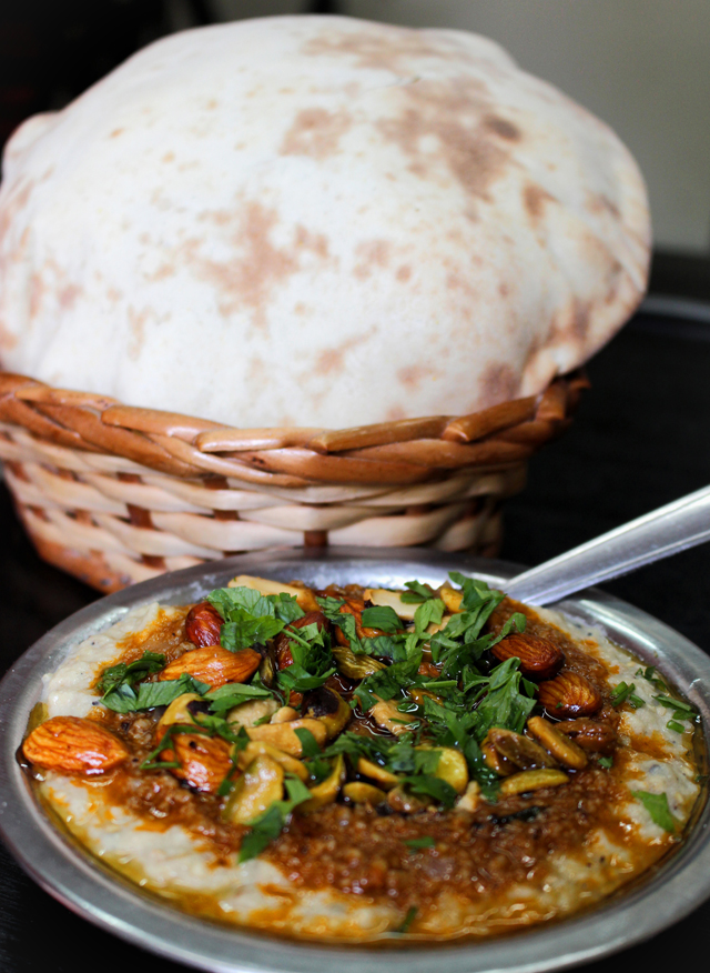 Babaganuj bem temperadíssimo, finalizado com carne ao molho de tomate e especiarias e pistache, castanha de cajú e amêndoas fritas na manteiga