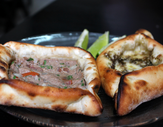 Esfihas de carne e de queijo com zaatar