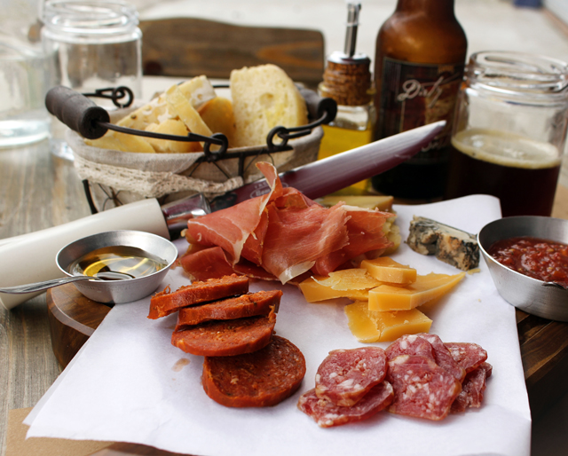 Mini tábua de embutidos da Pirineus e queijos nacionais: combina muito com cerveja artesanal!