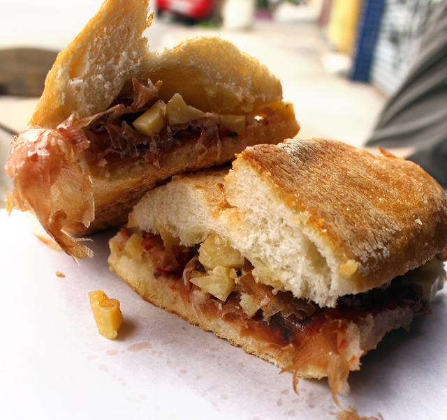 Sanduba de copa curada, queijo Campo Redondo e rúcula no pão semi-italiano (R$ 25) 