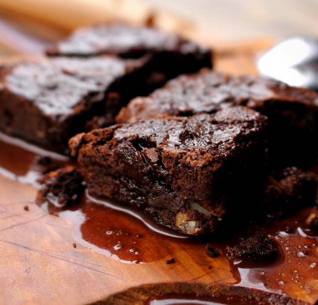 Excelentes brownies artesanais com calda de cerveja Colorado Demoiselle