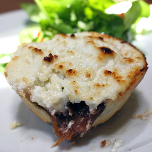 Tarta de cebolas ao vinho tinto com queijo de cabra e salada (R$ 20) 