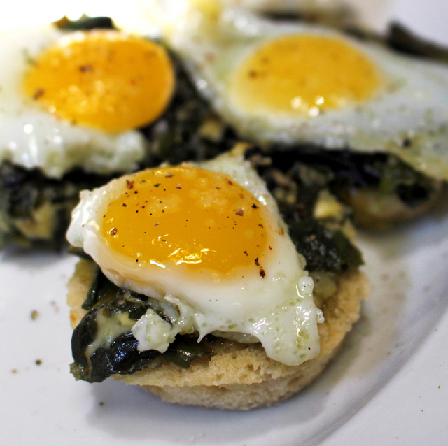 Canapés de ovos de codorna com espinafre  