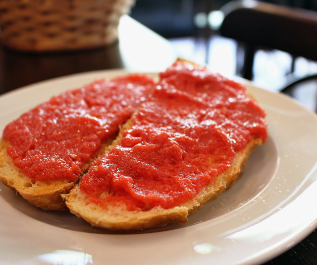 Pão com tomate: um clássico bem feito, simples, reconfortante. 