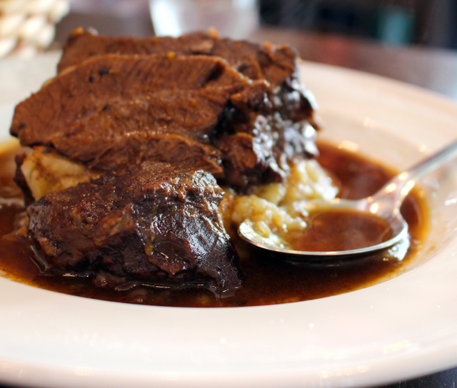 Carrillada: bochecha de boi breaseada com legumes, que formam um caldo suculento e espesso, servido sobre purê de batata  