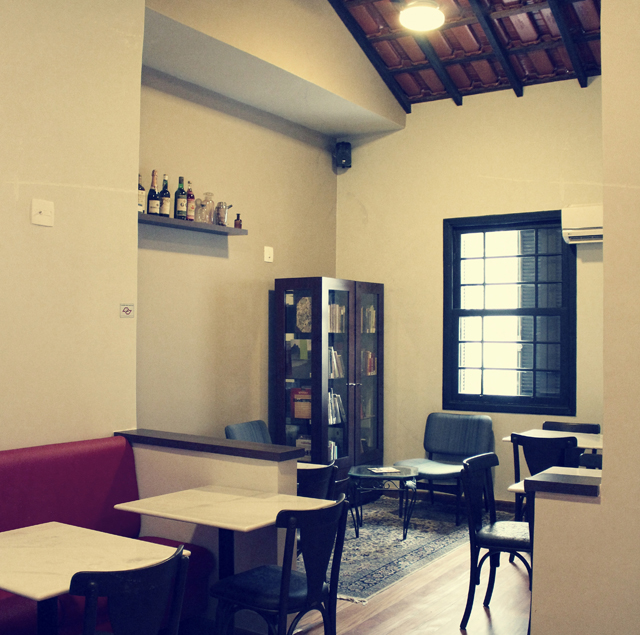 Salão superior do Casa Café: mini biblioteca aberta ao público com livros sobre bebida