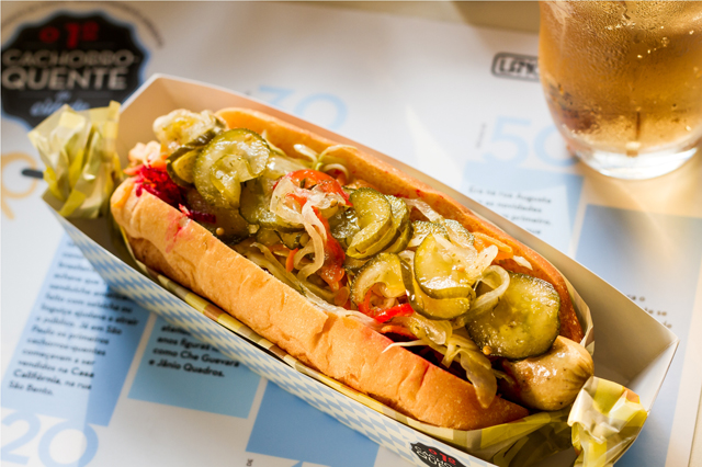 Heaven (R$18,50): salsicha de vitela, coberta com relish de beterraba, salada cole slaw com raiz forte e cebola roxa