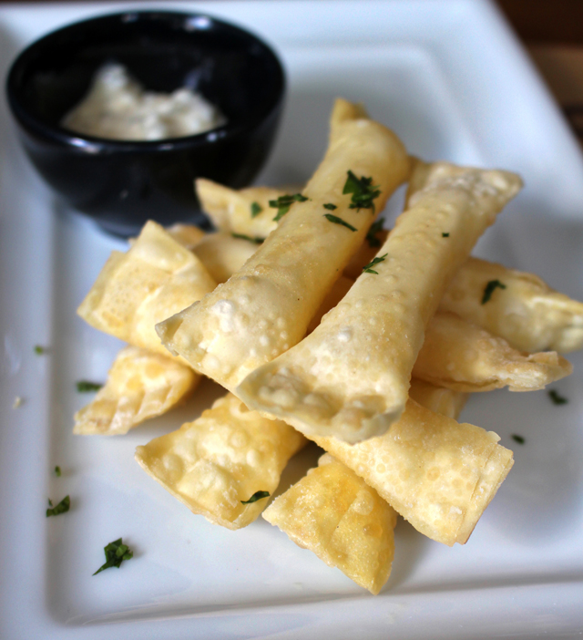 Taquenhos de queijo: pastéis peruanos recheados de queijo curado