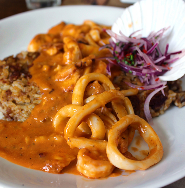 Tacu-Tacu com peixe, lula, camarão e polvo em molho de mariscos e pimentas peruanas (R$ 45) 