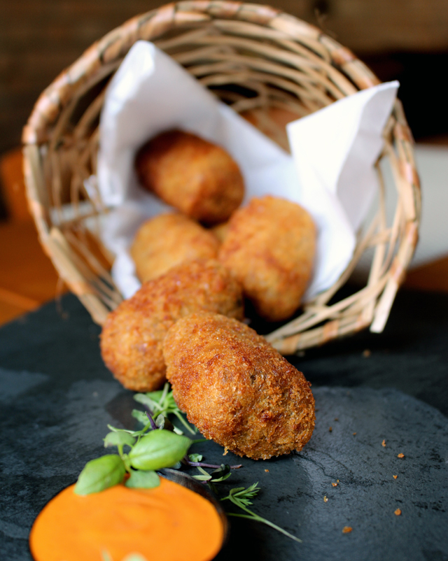 Bolinho de mandioquinha com piracuí e molho picón, a base de pimentão e pimenta (R$ 23) 