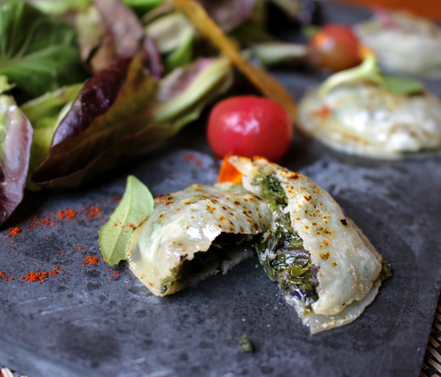 "Ravioli" de queijo cabacinha, recheado com hortaliças, ervas e olivada, acompanhado por salada de rúcula selvagem  