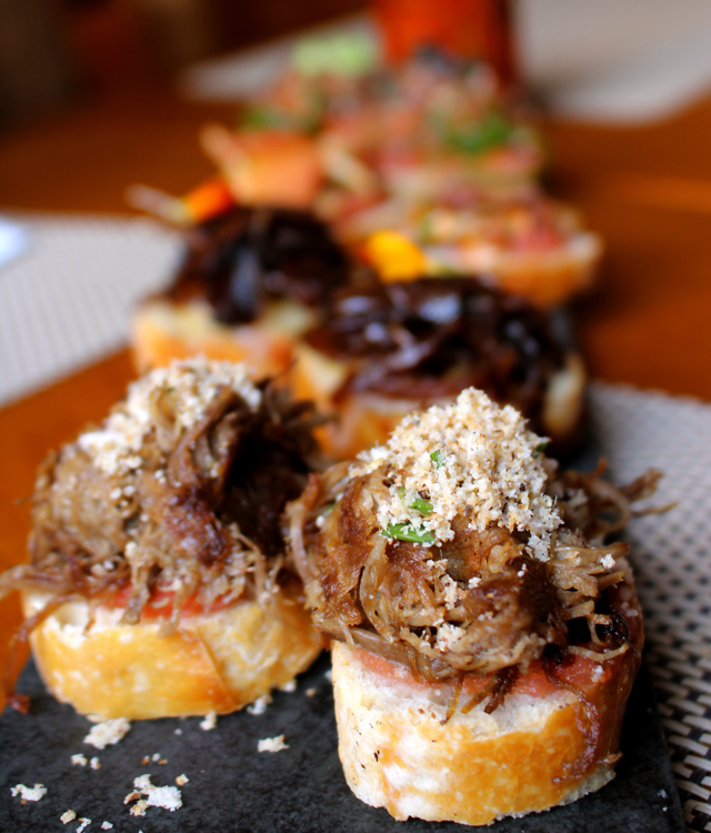 Montaditos Micaela: polvo com molho de tomate frio, tartar de salmão com cogumelos portobelo e zaatar, queijo manchego com cebolas caramelizadas, carne de sol artesanal  