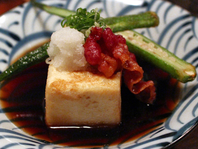 Agedashi dofu (tofu e quiabo fritos, bacon em caldo de sahi, R$ 14) 