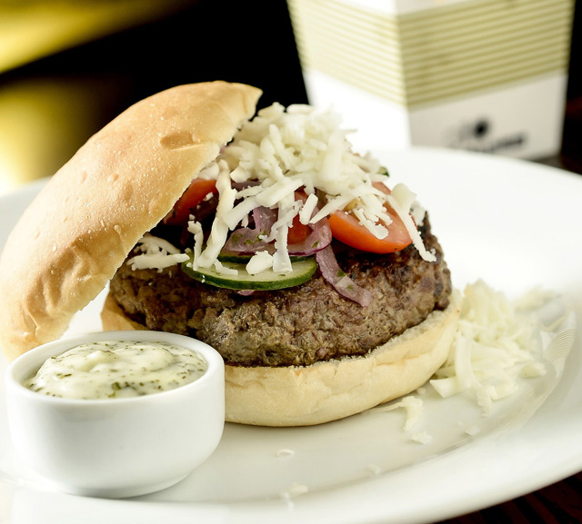 Novo burger do 210 Diner:  The Greek One (R$ 34) : burger de cordeiro, queijo feta, maionese de hortelã e salada grega. 