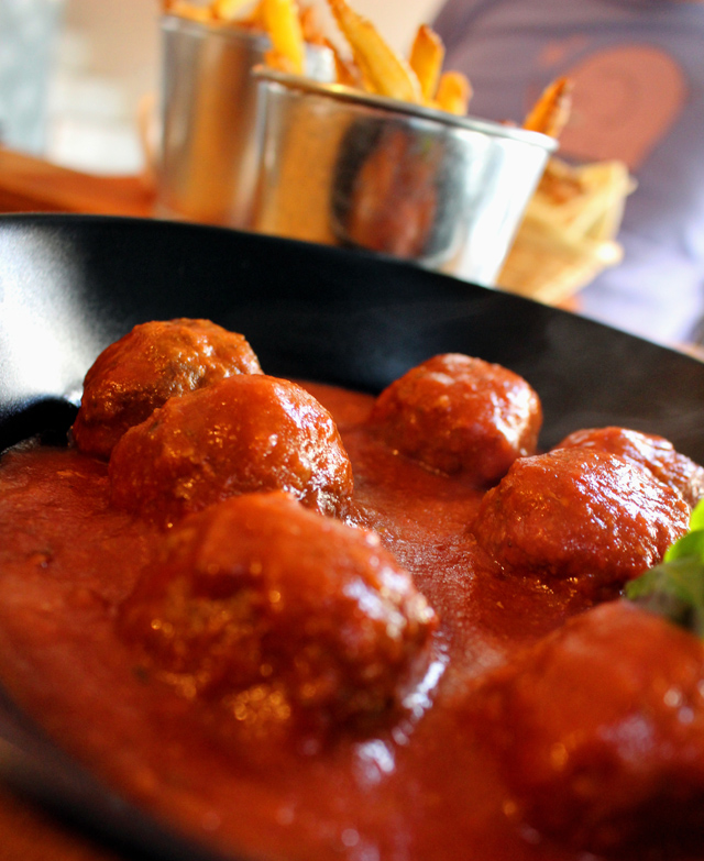 Boulettes Sauce Tomate, bem temperadas almôndegas banhadas por molho de tomate de acidez baixíssima, acompanhadas por boas fritas 