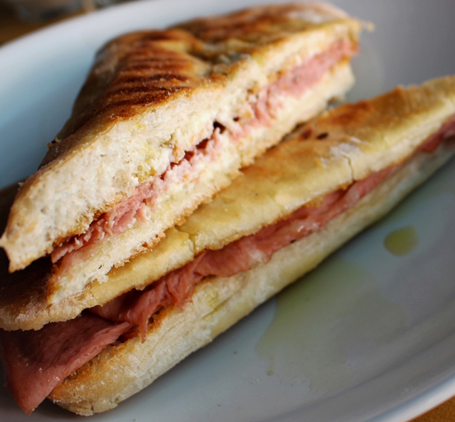 Panino com mortadela italiana e pasta de queijo de cabra (R$ 17)