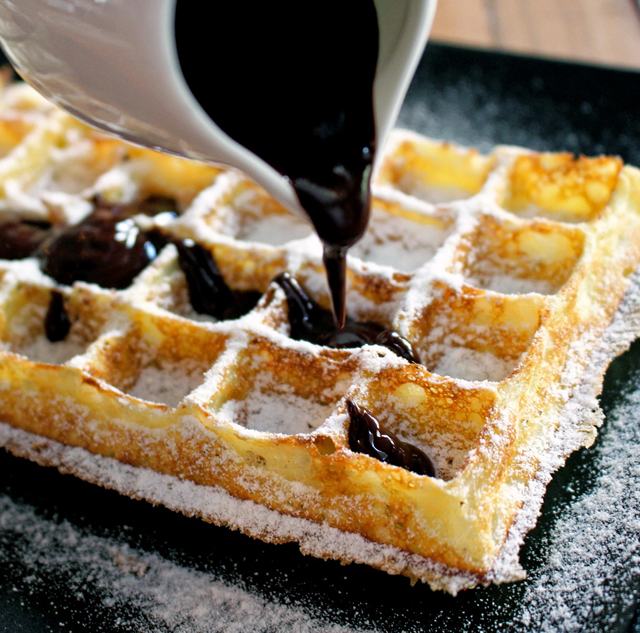 Waffle com calda morna de chocolate belga e chantilly fresco: levíssimo, massa saborosa e mega aerada 