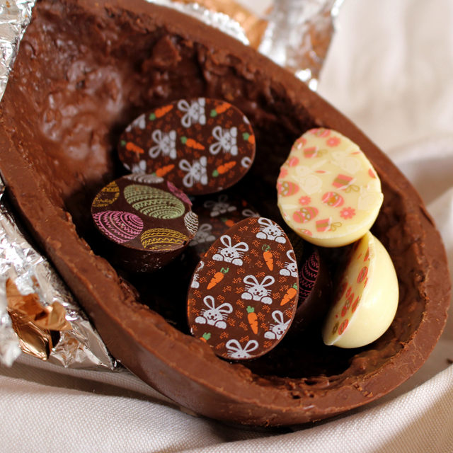 Ovo de gianduia, flocos crocantes de trigo e flor de sal, com ganache de gianduia e laranja da Pecadille