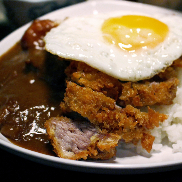 Katsu kare à cavalo: tonkatsu, gohan, ovo frito, curry japonês, R$ 39) 