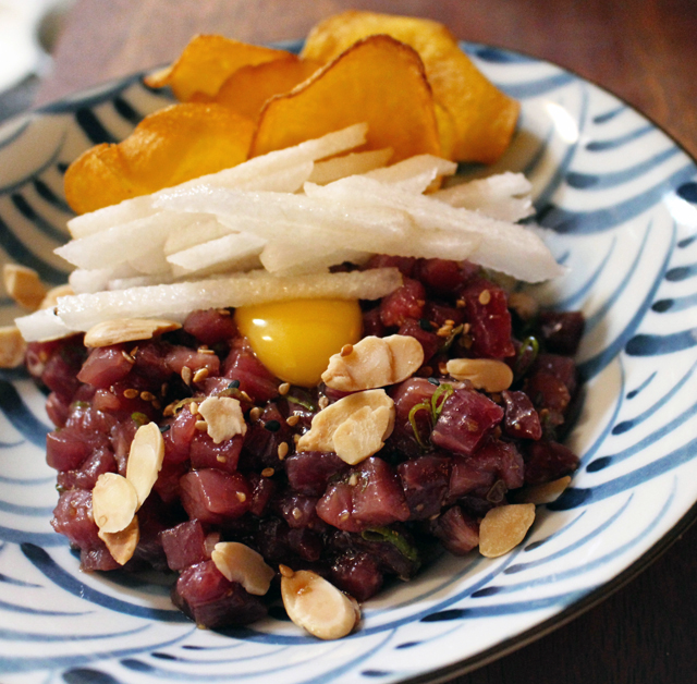 Yukhoe: adocicado e delicioso steak tartar coreano temperado com shoyu, alho, pera asitática e amêndoas