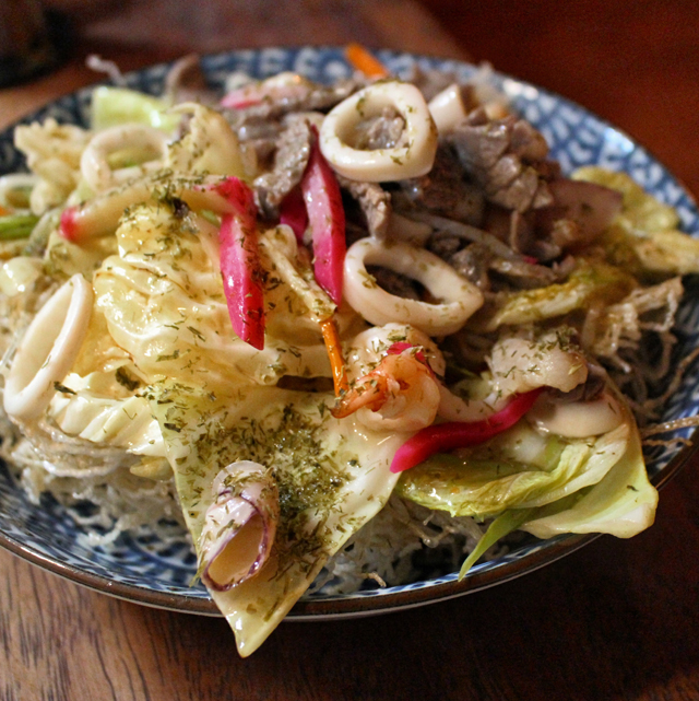 Sara Udon: bifum frito, carne, frutos do mar e vegetaris em caldo da casa 