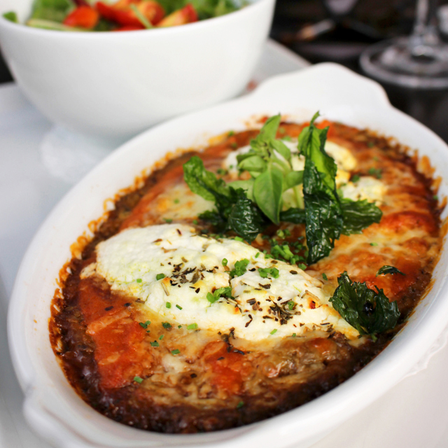 Saborosa Berinjela gratinada com molho de tomate e queijo de cabra, escoltada por salada (R$ 29) 