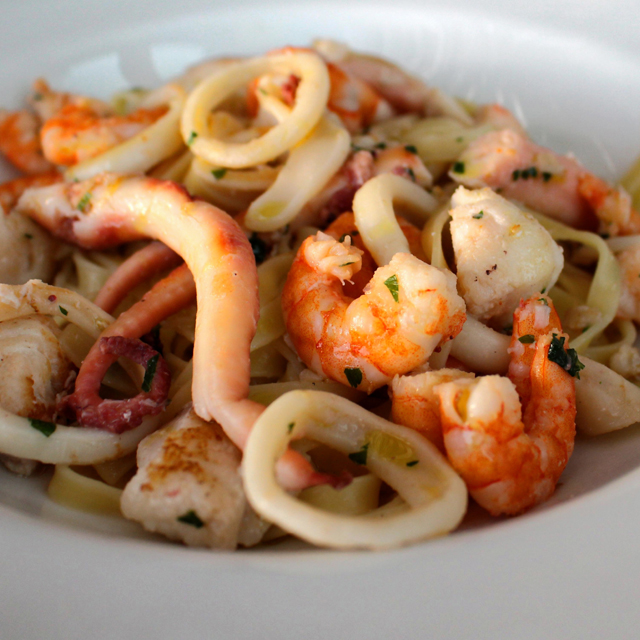 Fettuccine artesanal com peixe, lula e polvo do restaurante Egeo