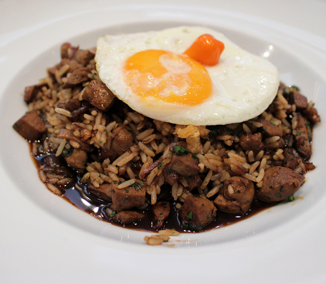 Arroz de fígado à cavalo do Bar da Dona Onça