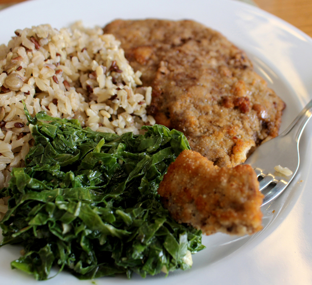 Arroz sete grãos, mignon à milanesa e couve refogada com alho