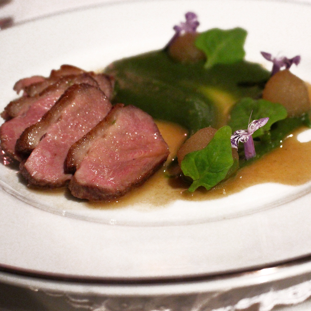 Ah, se toda comida de spa fosse assim... Perfeito magret de pato em molho de pimenta da jamaica e mel, purê de batata com espinafre e peras, bolinhas de maça na baunilha. Menu do chef francês Jean Paul Bondoux, proprietário do tradicional La Bourgogne, em Punta del este, e agora também do carioca L’Etoile , no Sheraton. Ah, sim: jantar em homenagem aos 32 anos do Kurotel, um dos melhores spas das Américas, em Gramado :)