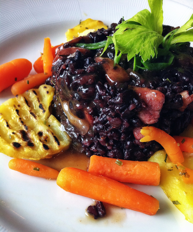 Dai eu acordo, tomo café, malho um pouco, faço limpeza de pele e almoço: risoto de quinoa com cenoura de entrada, arroz negro com lulas de principal e ainda não sei a sobremesa. Quero ser rica.  