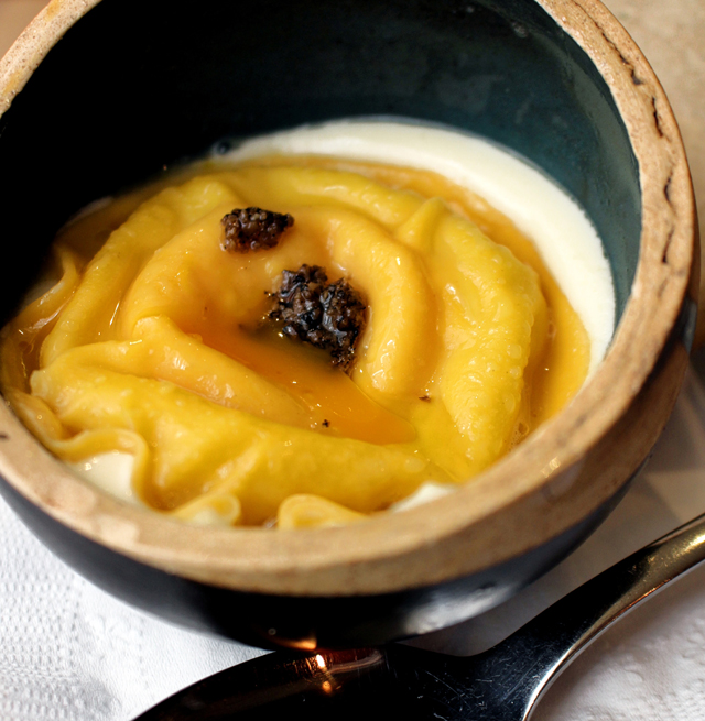 Ravioli de gema de ovo caipira na manteiga de trufa (R$ 13)