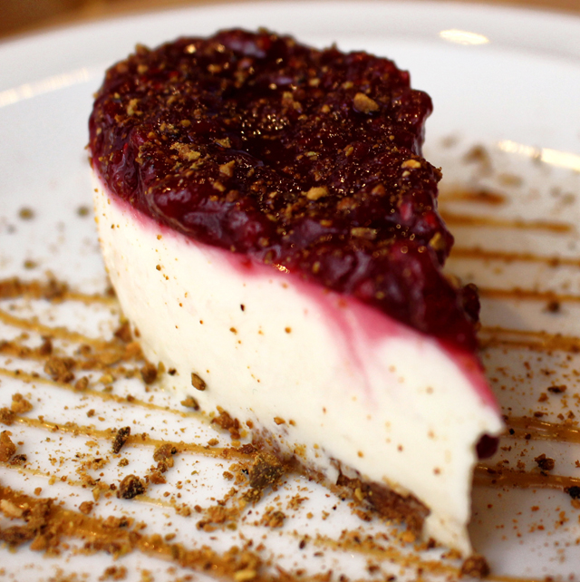 Cheesecake de queijo de cabra com calda de framboesa (R$ 11)