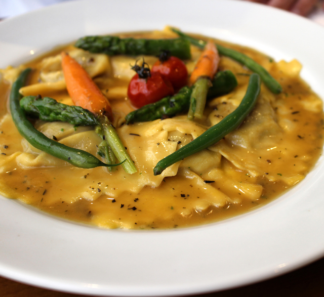 Torteli de cordeiro com legumes ao molho do assado (R$ 26) 