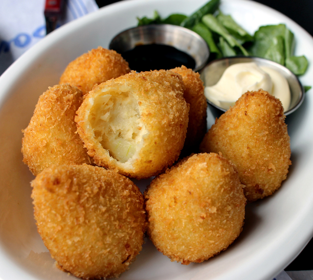 Um dos melhores itens do menu do Noname: "coxinhas" de siri