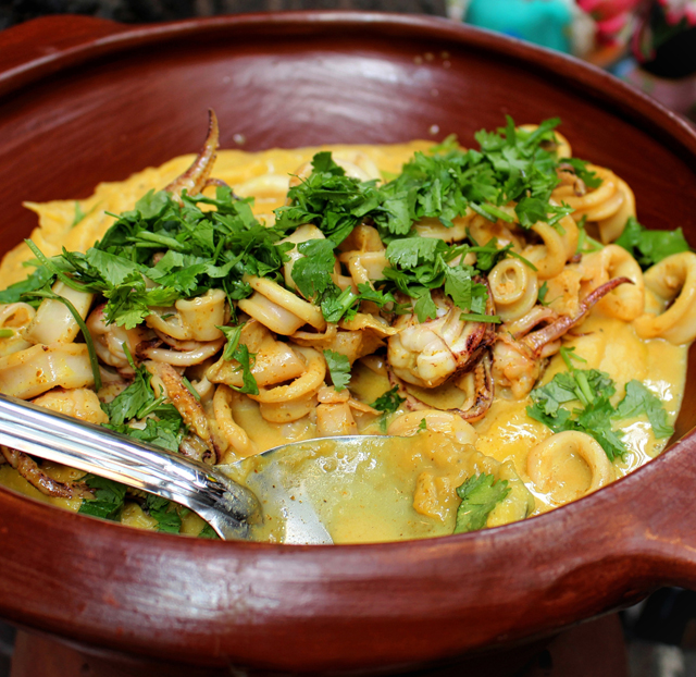 Delicioso purê de banana da terra com curry e lulas